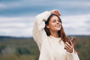Dağ Kadınları Telefon Çağrısı, Doğada Gülümseme: Siberuzayda Macera Seyahati ve Selfie
