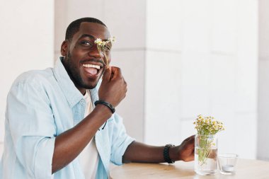 Teknoloji adamı genç mutlu görünümlü modern yaşam tarzı insan gülümse siyah iş geçmişi Afrikalı çekici adam yetişkin Amerikan portresi erkek