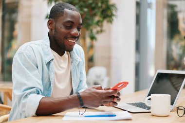 Erkek adam evde siyah iş adamı ofis telefonu teknoloji bilgisayarı dizüstü bilgisayarı oturan mutlu, Afrikalı çalışan insan.