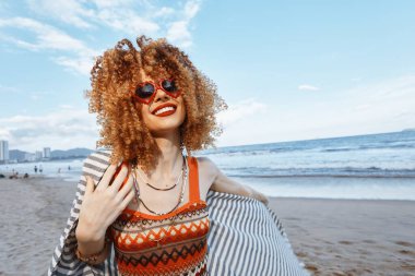 Yaz Saadeti: Gülümseyen Kadın Sahilde Tatilin Tadını Çıkartıyor, Özgürlük ve Doğayı Kucaklıyor