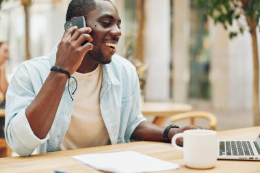 Erkek işadamı yaşam tarzı ofis telefon teknolojisi yakışıklı kahve bilgisayar işi konuşuyor gülümseyen, genç, iletişim kuran mutlu erkek.