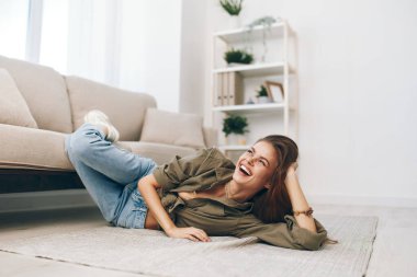 Rahat Yaşam: Modern Apartmandaki Konforlu Koltukta Rahatlayan Kadın