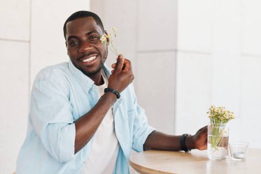 Olumlu gülen adam, neşeli erkek, Afrikalı yakışıklı, yetişkin yaşam tarzı, Afro-Amerikan görünüşlü, gülümseyen, gülen, mutlu, siyah yüzlü.