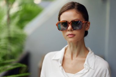 Gülümseyen Kadın Balkonundan Tropikal Tatilin Tadını Çıkarıyor