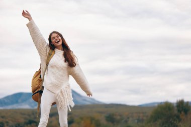 Gülümseyen Kadın Dağ Tepesine Yürüyüş: Macera, Özgürlük ve Doğal Güzellik