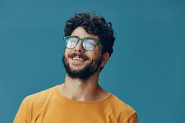 Beyazların aptal ifadesi. Manyak pozitif görünüşlü, komik bir portre. Genç, çılgın, yetişkin, kendine güvenen, gülümseyen, mutlu, aptal bir duygu.