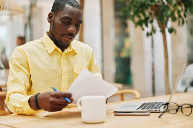 İş adamı yaşam tarzı öğrenci eğitim teknolojisi iş adamı ev sahibi masa başı modern bilgisayar çalışan dizüstü bilgisayar erkek ofis genç kişi