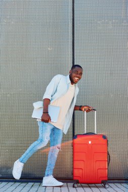 Adam adam modern model Amerikan yaşam tarzı akıllı çekici yetişkin gülümsemesi havalı, Afrikalı, mutlu, genç bir erkek.