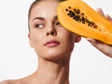 Papaya 'yı Yüzünün Önünde Tutan Kadın Huzur ve Rahatlama Anında Kapalı Gözlerle