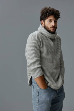 Erkeksi yüz portresi. Stüdyo erkek saç stili. Sıradan, çekici, yakışıklı, kendine güvenen beyaz arka planlı süveter.