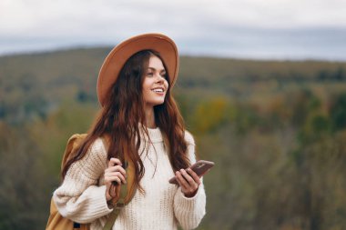 Dağ Kadını: Doğada Telefon Özgürlüğü.