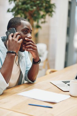 Bilgisayarlı telefon masası teknolojisi iletişimi genç profesyonel iş bilgisayarı iş adamı yetişkin iş adamı erkek şahıs ofis girişimcisi konuşuyor.
