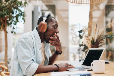 Erkek kulaklıkları, modern insanlar, yetişkin dizüstü bilgisayarlar, beyaz masa işleri, ofis kulaklıkları, yakışıklı iletişim, bilgisayar, profesyonel teknoloji, iş adamı.