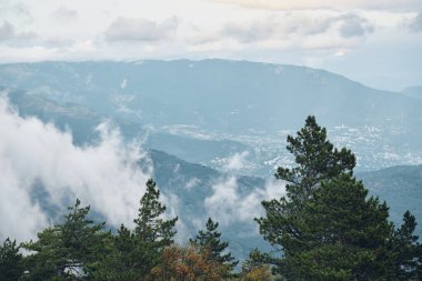 Doğada Dinginlik Ağaçlar, Bulutlar ve Huzurlu Tepe Perspektifi ile Görkemli Dağ Manzarası