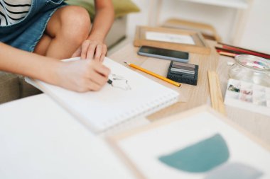 Salonda Mutlu Genç Kız, Koltukta Resim: Yaratıcılık ve Neşe Portresi.