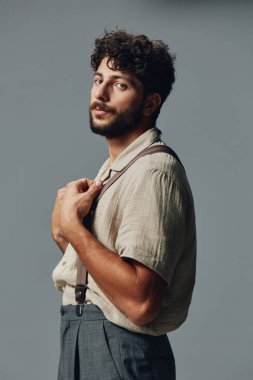 Genç, mutlu bir yüz Kafkas izole edilmiş yetişkin arka plan modeli sakal yakışıklı sıradan moda duruş portresi yakışıklı erkek stüdyosu çekici.