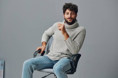 Gülümse. Neşeli bir ifade takın. Genç erkekler beyaz tenli, havalı, beyaz, arka planda sakallı, yakışıklı.