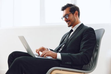 Mutlu adam, iş yeri başkanı, internet dizüstü bilgisayarı iş adamı, masa başı portresi, ofis teknolojisi, iş yeri, çalışma, yakışıklı kazanma.