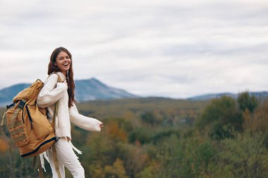 Dağ Macerası: Gülümseyen Kadın Uçurumda Gezintiden Hoşlanıyor