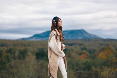 Dağ Melodileri: Doğada Uyumlu Bir Kadın Yolculuğu Ritmi