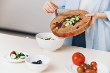 Taze ve sağlıklı salata, domates ve salatalıkla ahşap kesim tahtasında.