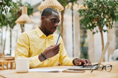 İnsan bilgisayarı modern çalışma teknolojisi genç erkek yetişkin dizüstü bilgisayar adamı iş adamı profesyonel yaşam tarzı afrikalı ofis siyahını kullanarak