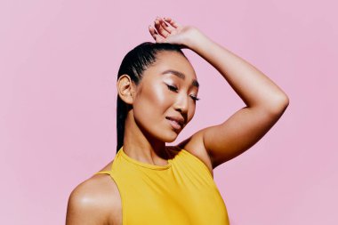 Kadın gülümse, neşe, neşe, moda, güzel mayo, duygu, yaz portresi, moda, pembe, sıradan siyah güzellik, şaşırtıcı sarı model.