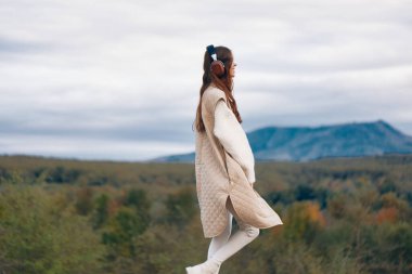 Dağ Melodileri: Bir Kadın Müzikal Yolculukta, İlkbahar Yürüyüşleri Özgürlüğünü Kucaklıyor, Doğanın Ritmiyle Dans Ediyor