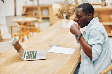 Yaşam stili adam masaüstü modern teknoloji dizüstü bilgisayarı erkek yetişkin görünümlü, kapalı mekanda genç, siyahi iş adamı, internet ofis çalışanı, profesyonel öğrenci.