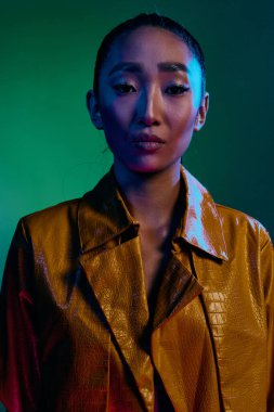 Parlak moda kulüp makyajı yeşil moda oldukça neon renkli zarif gece Asyalı disko güzeli pembe renkli çok renkli sanat renkli siyah parlak ışık