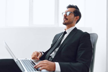 Başarı kazanan yönetici dizüstü bilgisayar kutlaması yöneticisi yönetici erkekler iş yönetimi iş dünyası mutluluk arka plan başarı yetişkin teknoloji şirket işadamı