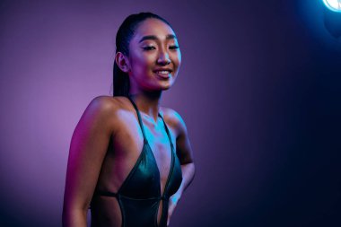 Kadın canlı kırmızı yüz güzellik moda neon çok renkli moda stüdyo modeli gece renkli açık disko arka planı mor ince ince arka plan