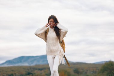 Dağ Macerası: Uçurumda Gülümseyen Kadın, Baharda Sırt Çantası