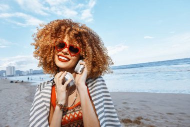 Yaz Saadeti: Gülümseyen Sahil Kadını Özgürlüğün ve Doğanın tadını çıkarıyor