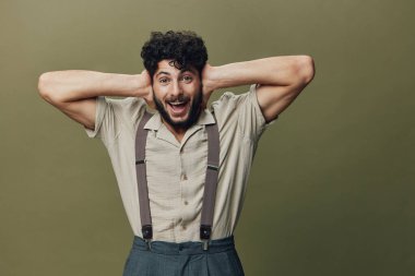 Mizah sakalı, neşeli, çekici, mutlu, çılgın, çılgın, duygusal, rahat gömlek, pozitif moda, kendine güven, genç yüz ifadesi, beyaz, portre insanı.