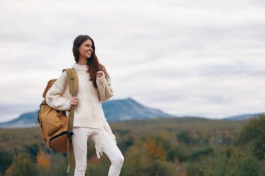 Açık Hava Macerasında Gülümseyen Kadın: Dağ Uçurumu Yolculuğu