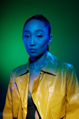 Renkli kadın sanat dudakları ten sarısı yeşil moda oldukça neon makyaj yüksek ışık portresi çekici bayan güzellik modası