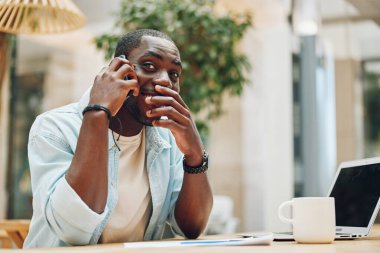 Ofisteki adam sorunlu yaşam tarzı hayal kırıklığına uğramış bilgisayar işi dizüstü bilgisayarı oturma teknolojisi siyahi yetişkin iletişim adamı iş yeri Amerikalı genç Afrikalı