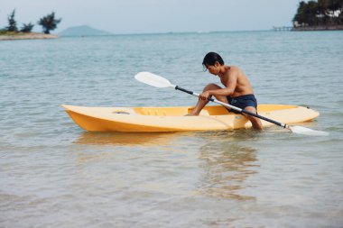 Mutlu Asyalı Adam Tropikal Cennet 'te kayak yapıyor, Idyllic Sahili' nde yaz tatilinin tadını çıkarıyor.