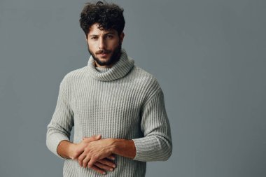 Genç adam sıradan beyaz sakallı yakışıklı erkek yakışıklı stüdyo arka planı yetişkin insan beyaz portre yüz ifadesi kendine güvenen adam havalı moda