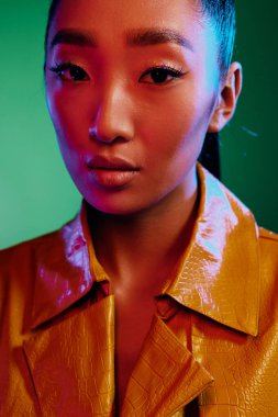 Sarı gece güzeli pozları veren neon güzellik makyaj çok renkli moda mor sanat yeşil ince model esmer, renkli disko modasına uygun açık renk kadın yüzü.