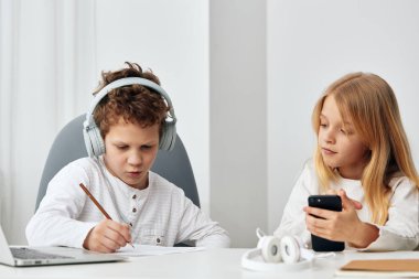 Mutlu Kafkas Oğlan ve Kız Evde Dizüstü bilgisayarlarla çalışıyor,