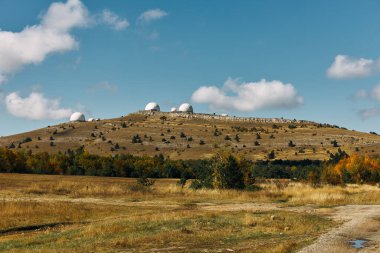 Sahne Alanı Çevresindeki Tepenin Üzerinde İki Büyük Teleskopla Astronomi Gözlem Alanı