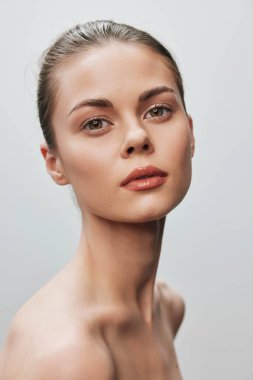 Sakin ve dingin Genç Kadın Gözleri Kapalı Beyaz Arkaplanda