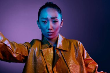 Siyah kadın vücut diskosu, neon makyaj, parlak makyaj, mavi cilt, ince, renkli ışık, moda, güzel stüdyo, Asyalı güzellik modeli.