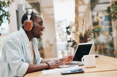 Kulaklıklarda çalışan genç adam, modern iletişim işadamı kulaklıklar, yaşam tarzı, bilgisayar, erkek teknoloji, yetişkin iş bilgisayarları, kulaklıklar, kulaklık ofisi.