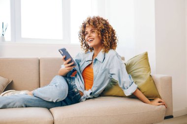 Koltuk Bakıcısı, İçerik ve Bağlantı: Evde Cep Telefonu Tutan Gülümseyen Kadın