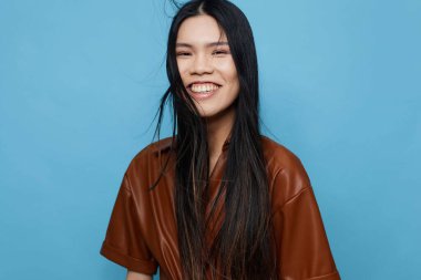 Modayı takip eden kadın, kendine güvenen saçlarla, gülümseyen kızla, Japon arka plandaki kadınla, uzun iş stüdyosuyla, mutlu bir yaşam tarzıyla, mavi, çekici, Asyalı, tatlı bir güzellikle yüzleşir.