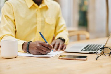 El işi notları erkek iş masası kalem bilgisayar yetişkin iş adamı ev sahibi not defteri öğrenci teknoloji masası iletişim bürosu bilgisayar çalışıyor