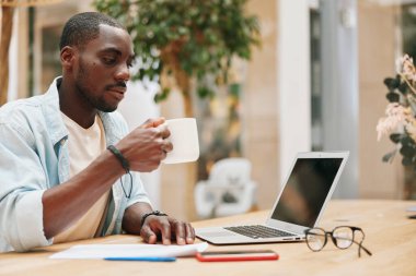 İş adamı erkek dizüstü bilgisayar genç görünümlü iş adamı kafeleri yaşam tarzı yetişkin online kişi oturma girişimci müdürü modern teknoloji profesyonel ofis masası